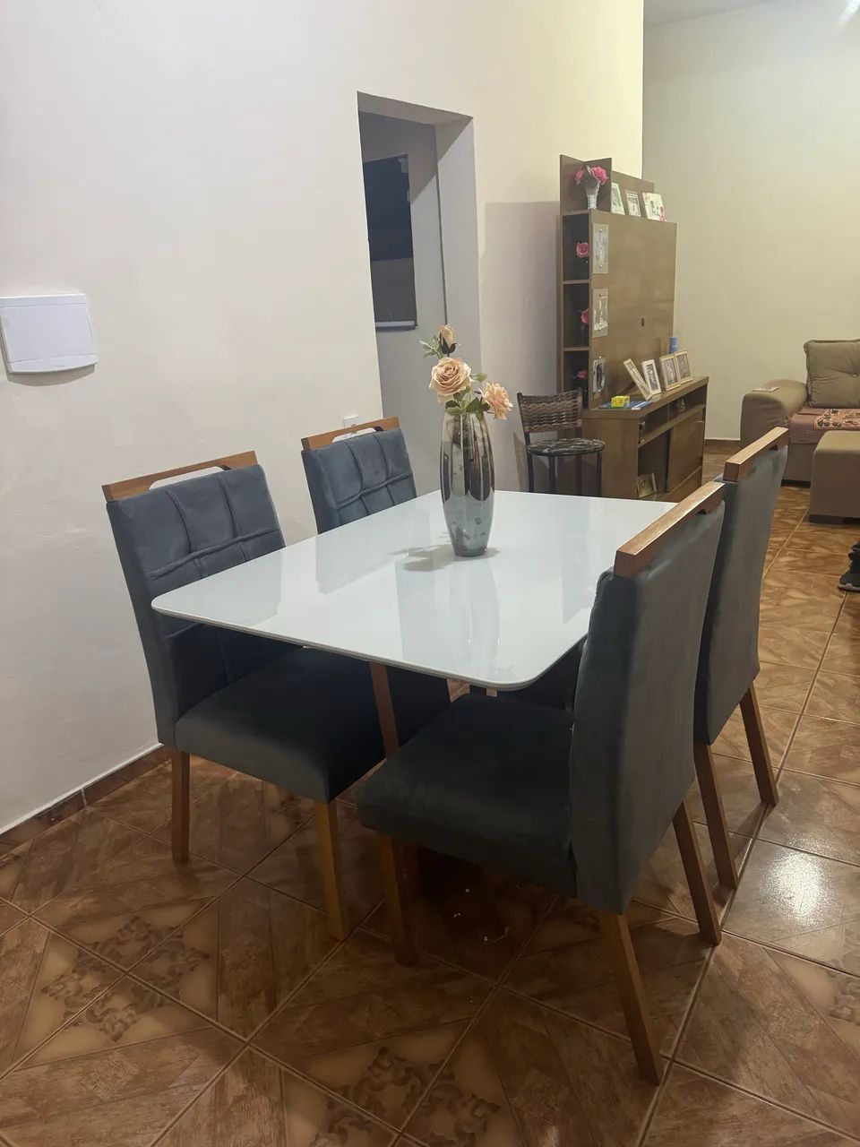 Mesa 4 cadeiras madeira maciça 