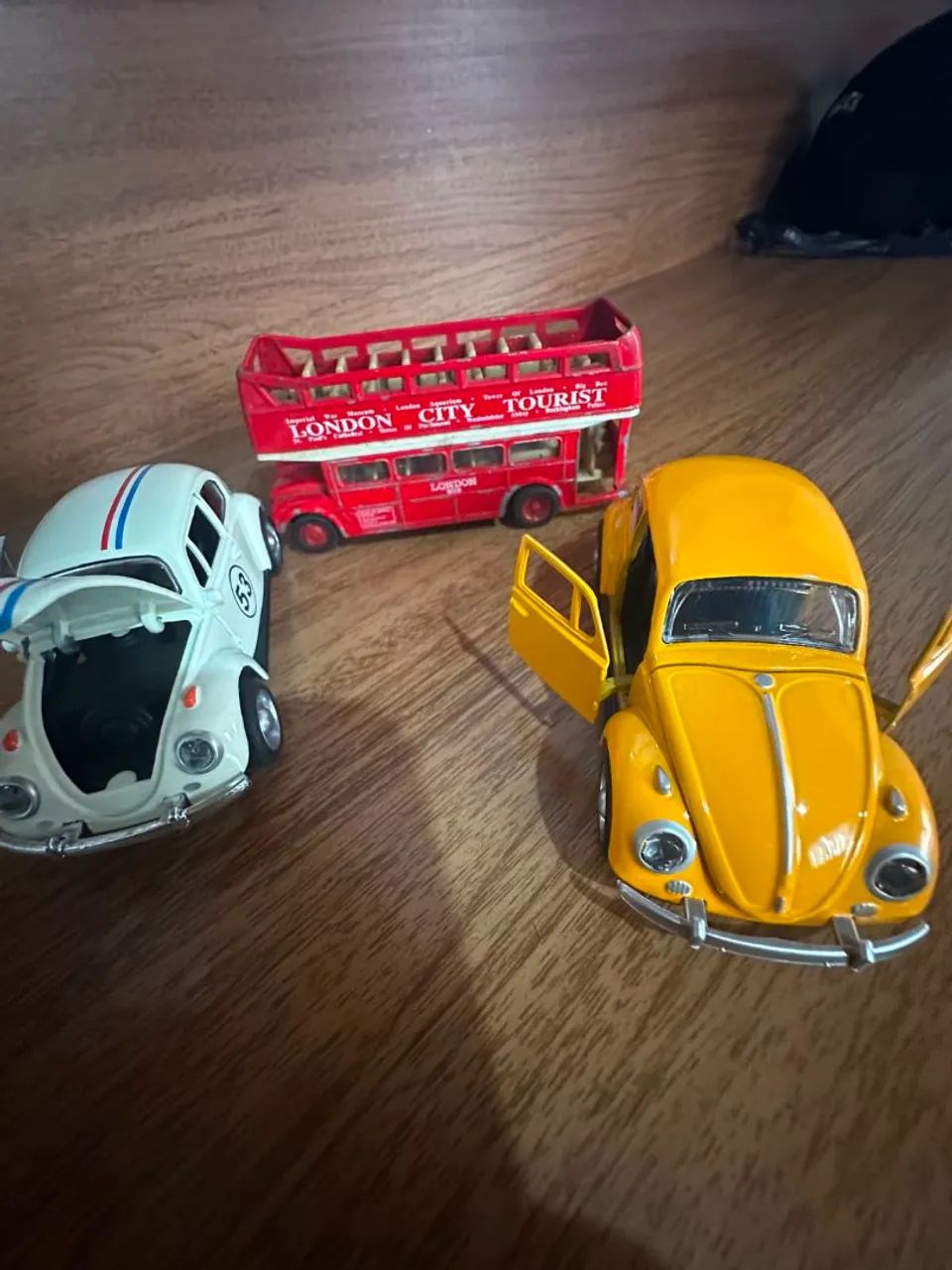CARRINHOS COLECIONÁVEIS 2 FUSCA E UM ÔNIBUS INGLÊS  - Foto 2