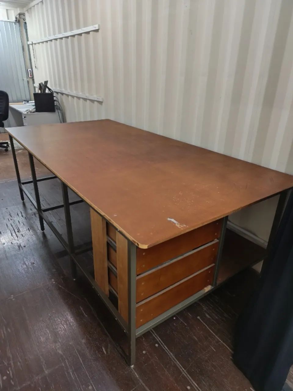 MESA COM ESTRUTURA EM FERRO E GAVETAS COM 1,33 X 2,75 (MTS) - Foto 3