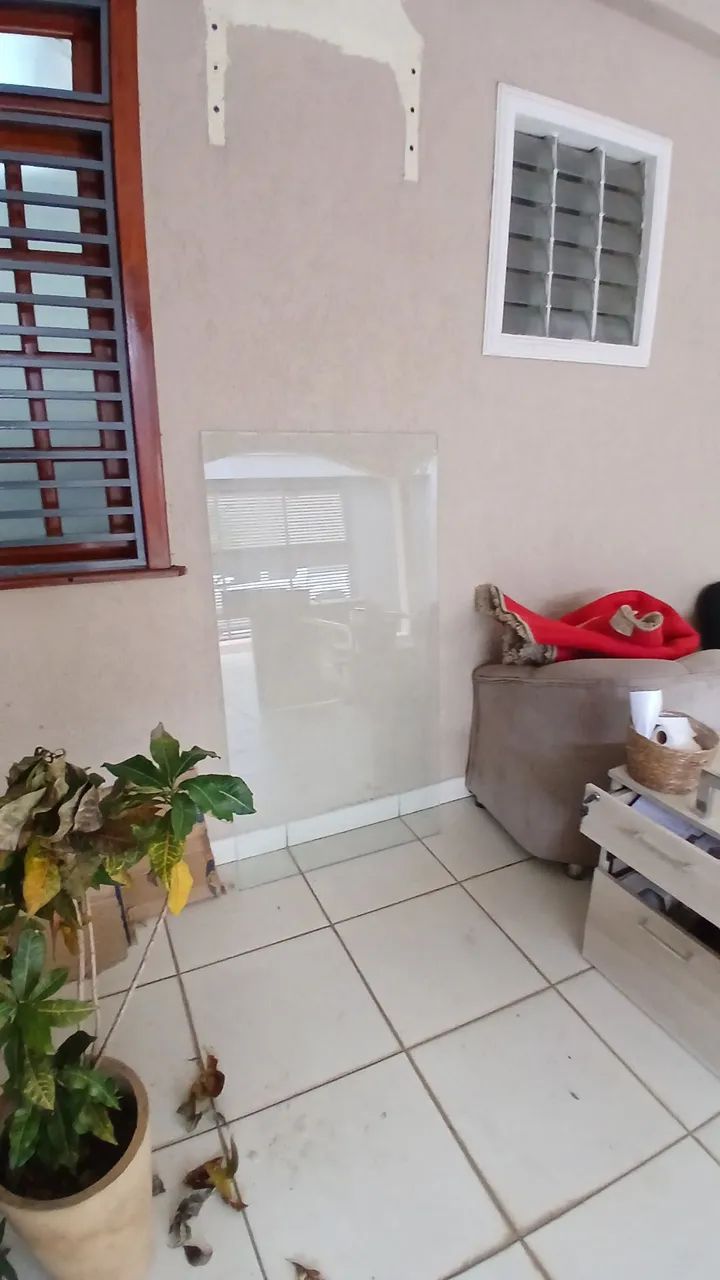 Mesa com gaveteiro e tampo de vidro usada - Foto 3
