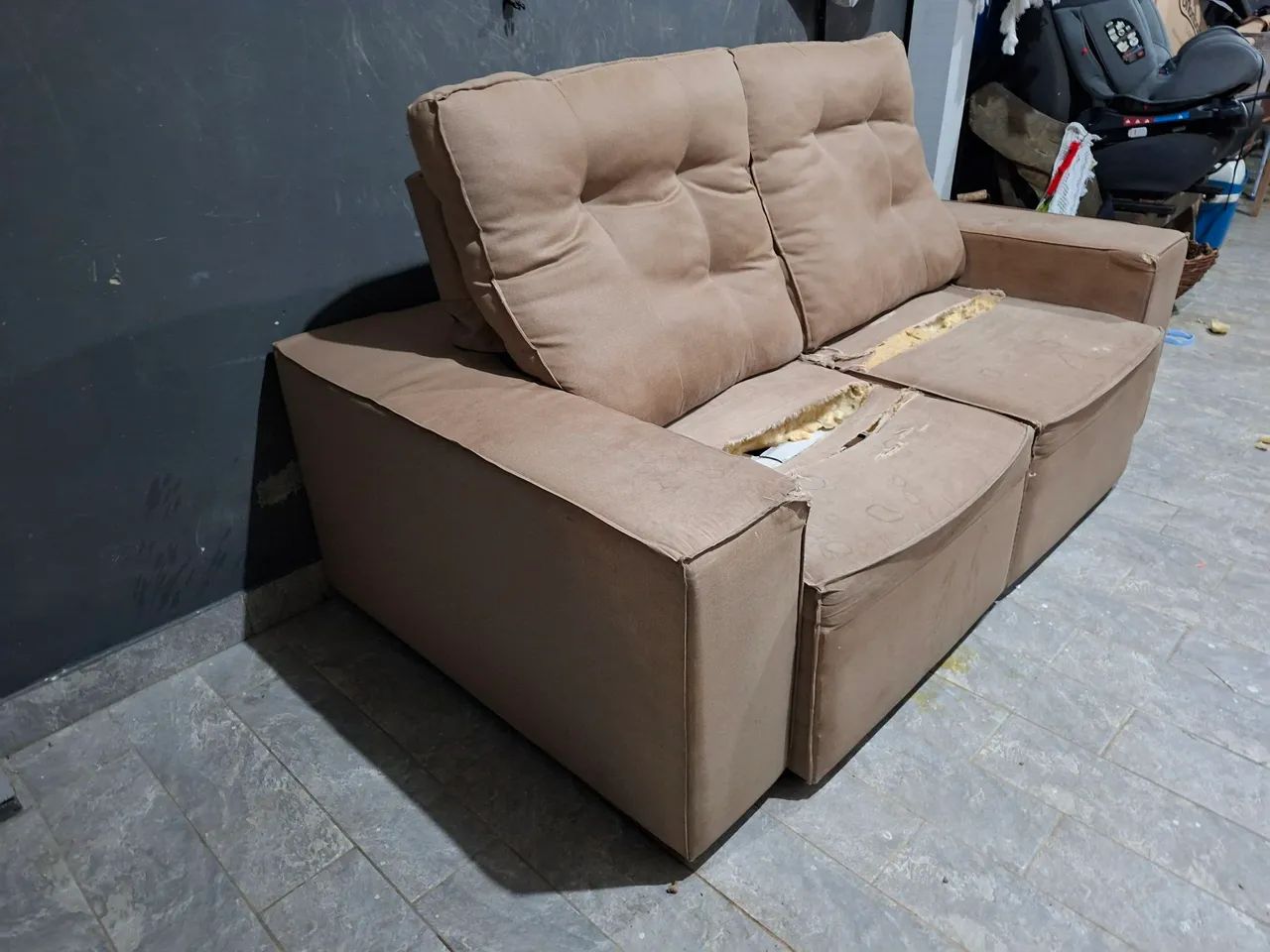 Sofá 2 Lugares - rasgado no assento  - Foto 2