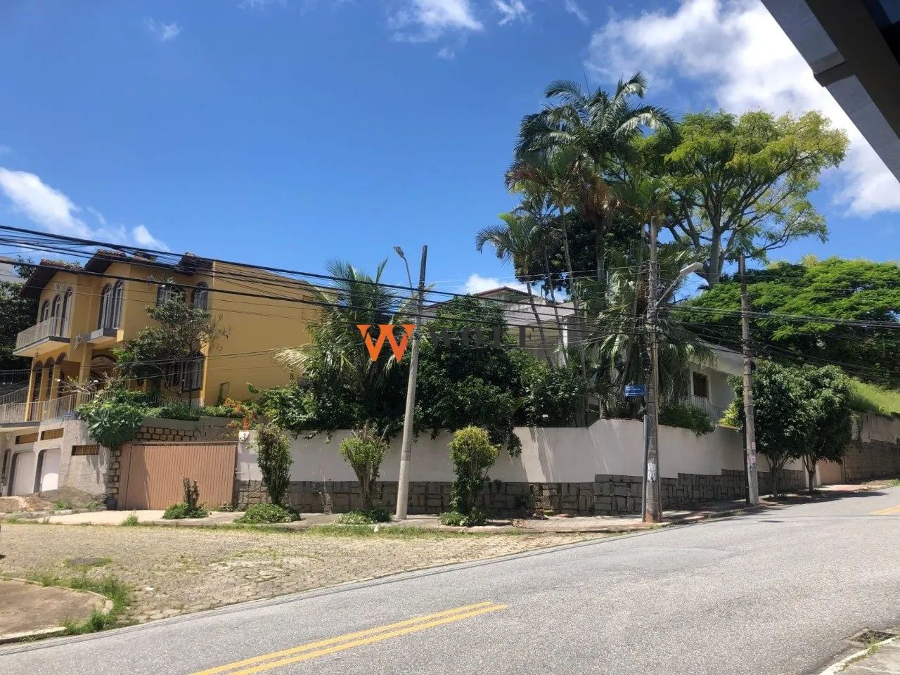 Casa a venda com viabilidade comercial no bairro Estreito em Florianópolis/SC.
