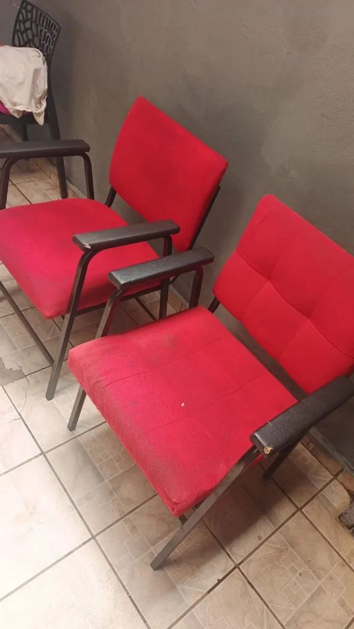Cadeiras vermelhas com detalhes de uso  - Foto 4