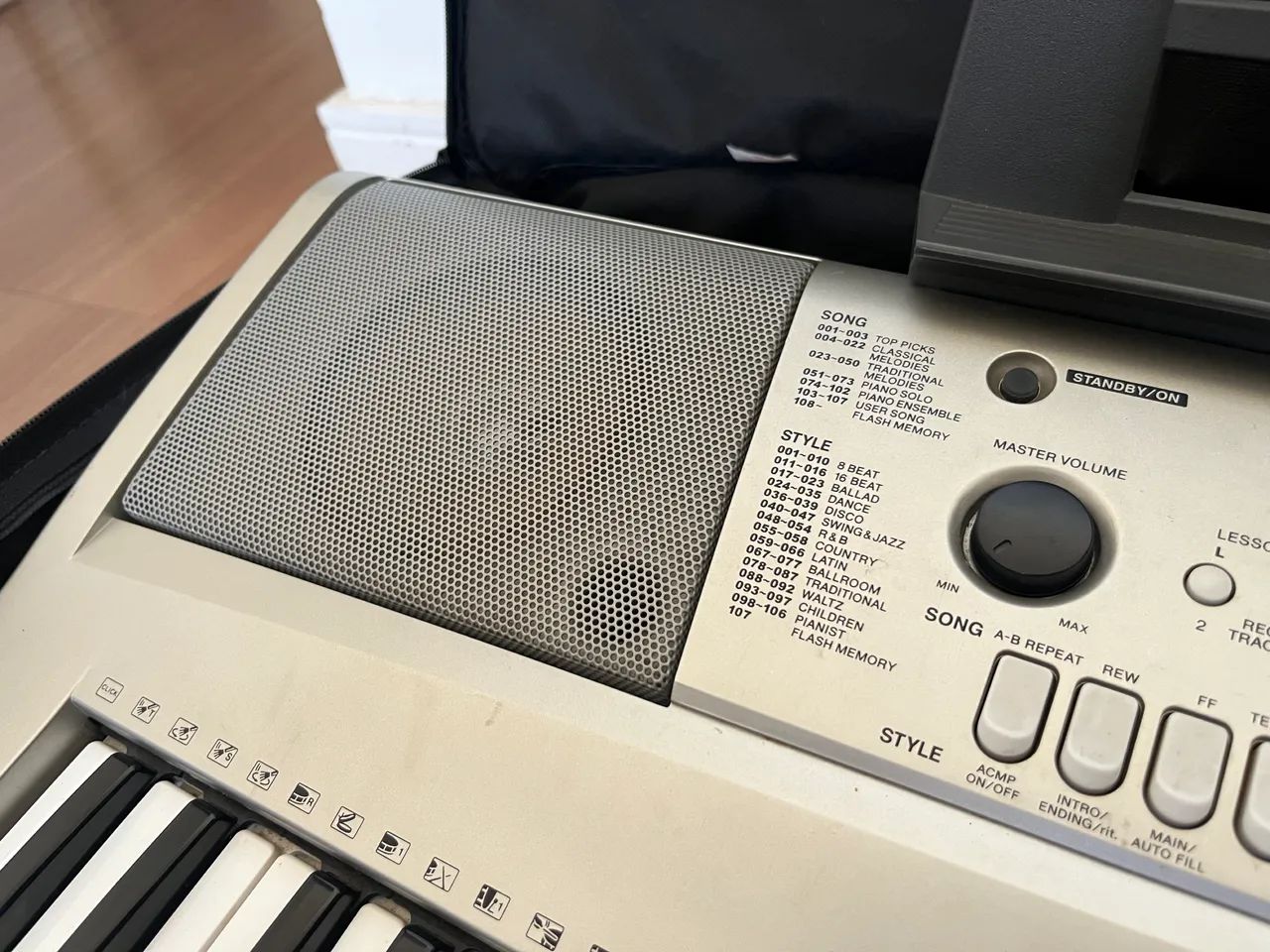 Teclado Yamaha PSR-E313 com 61 teclas sensíveis e display LCD - Foto 5