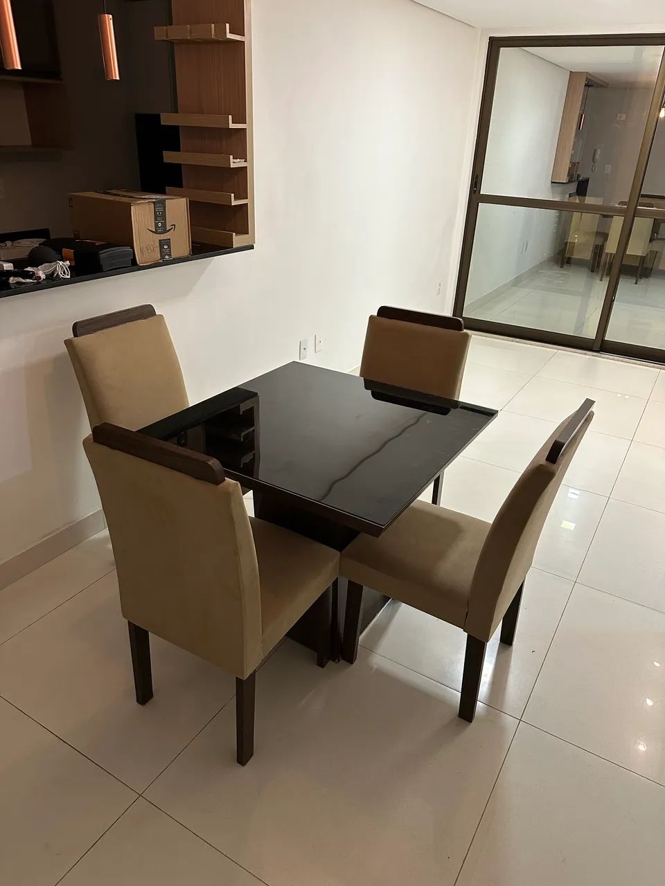 Mesa de Jantar + 4 Cadeiras 