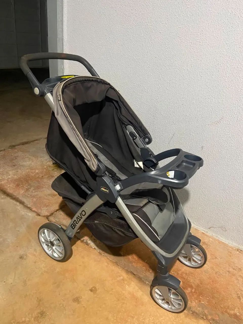 Carrinho de bebê + bebê conforto da Chicco Bravo  - Foto 4