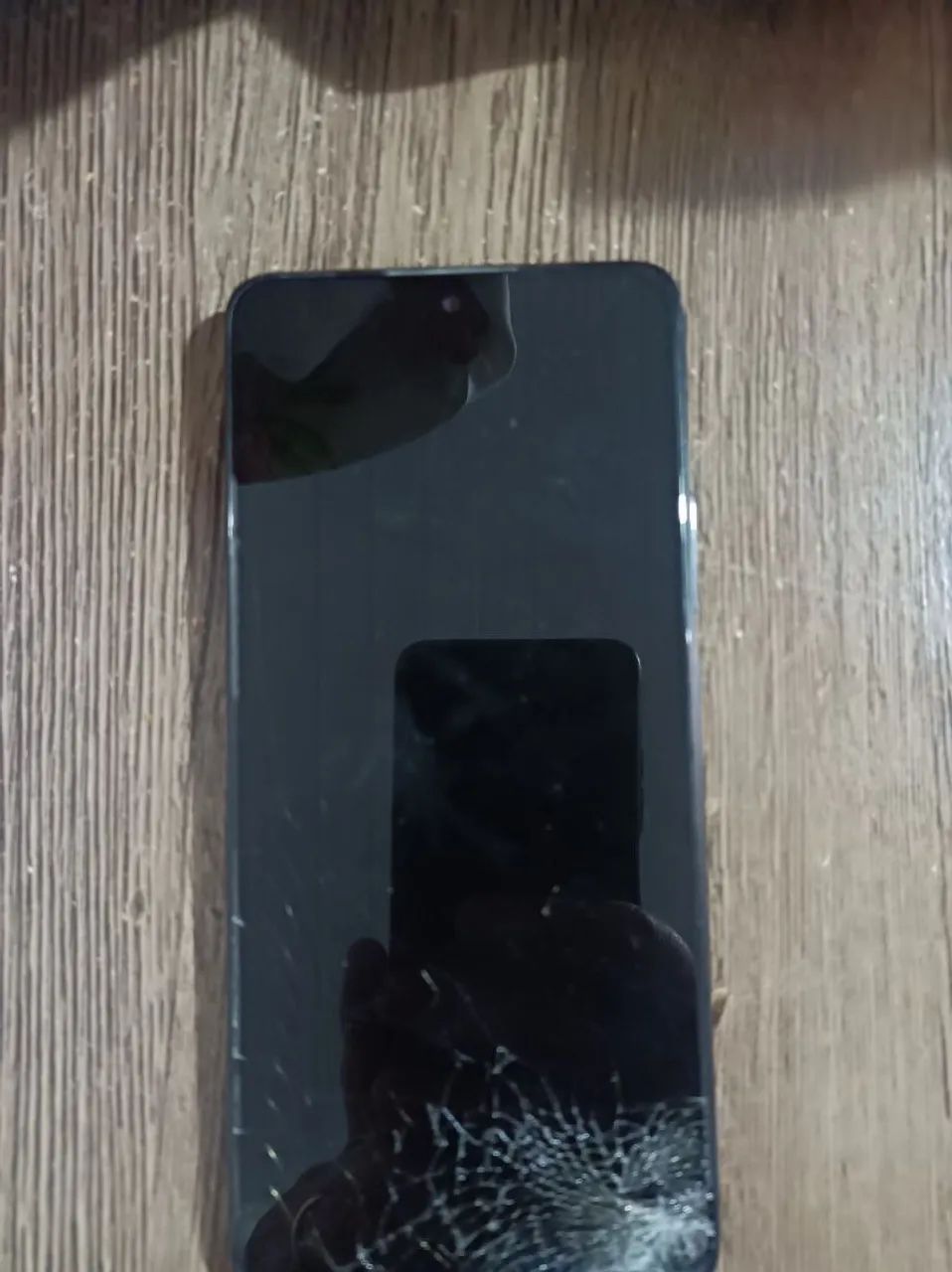 Celular com tela quebrada