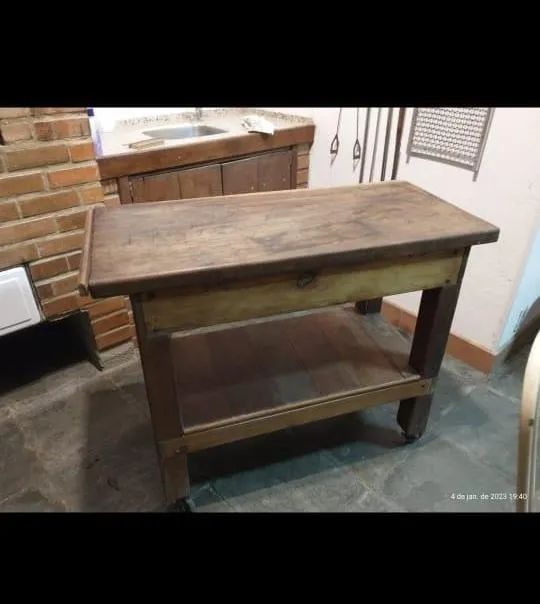 Mesa móvel de madeira maciça