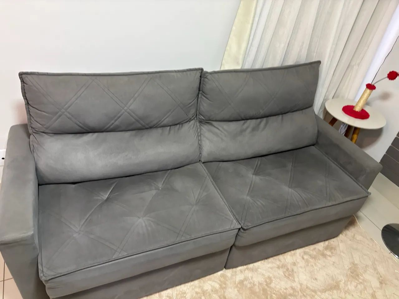 Sofá retrátil - suede cinza chumbo  - Foto 4