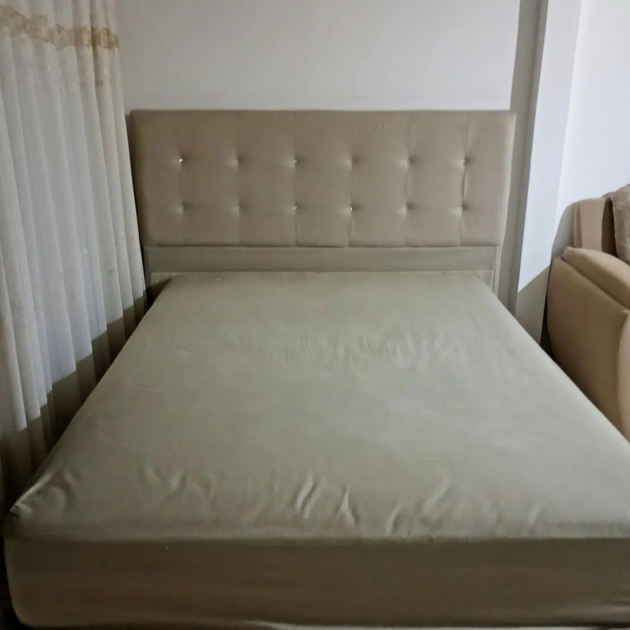 Cama box semi nova