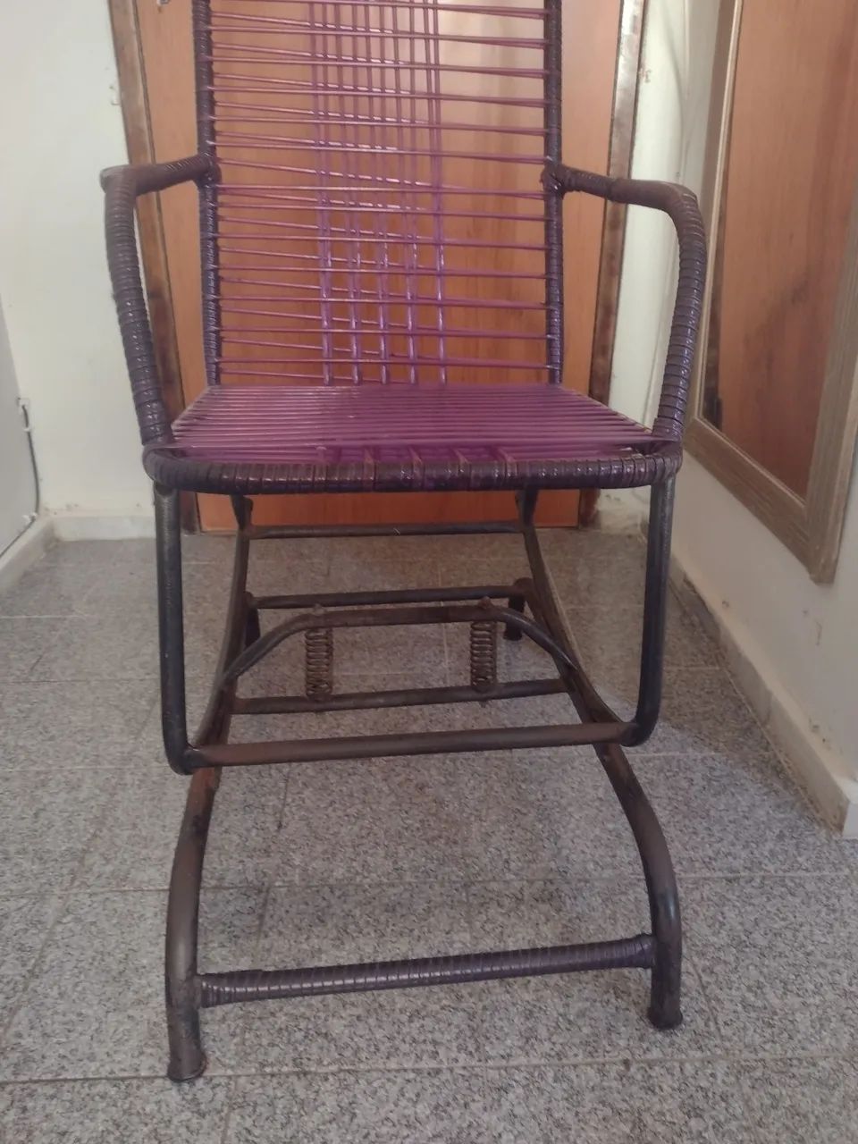 Cadeira de balanço retrô Em Excelente estado para vender urgente  - Foto 3