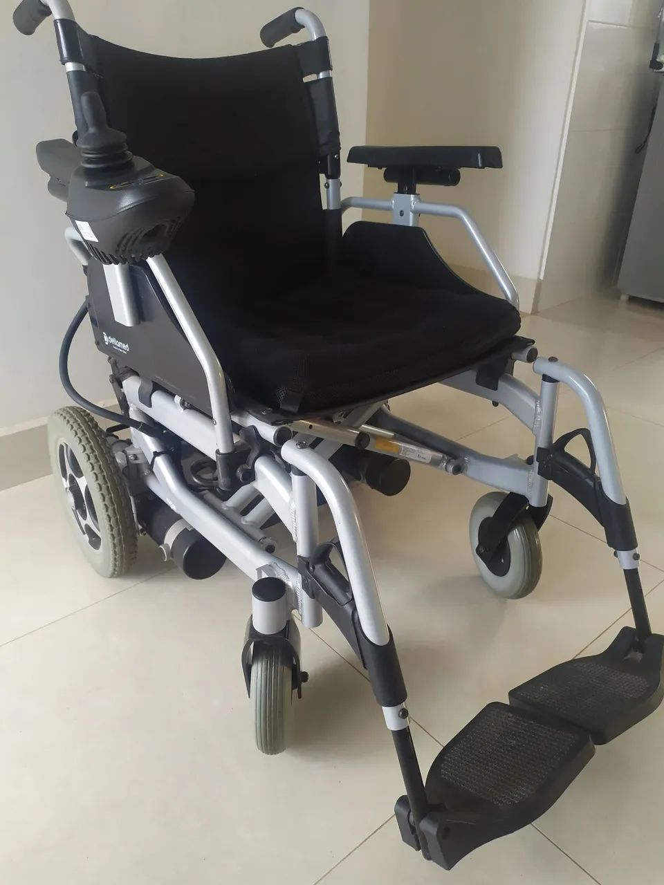 CADEIRA de Rodas MOTORIZADA Marca DELLAMED modelo D 1000