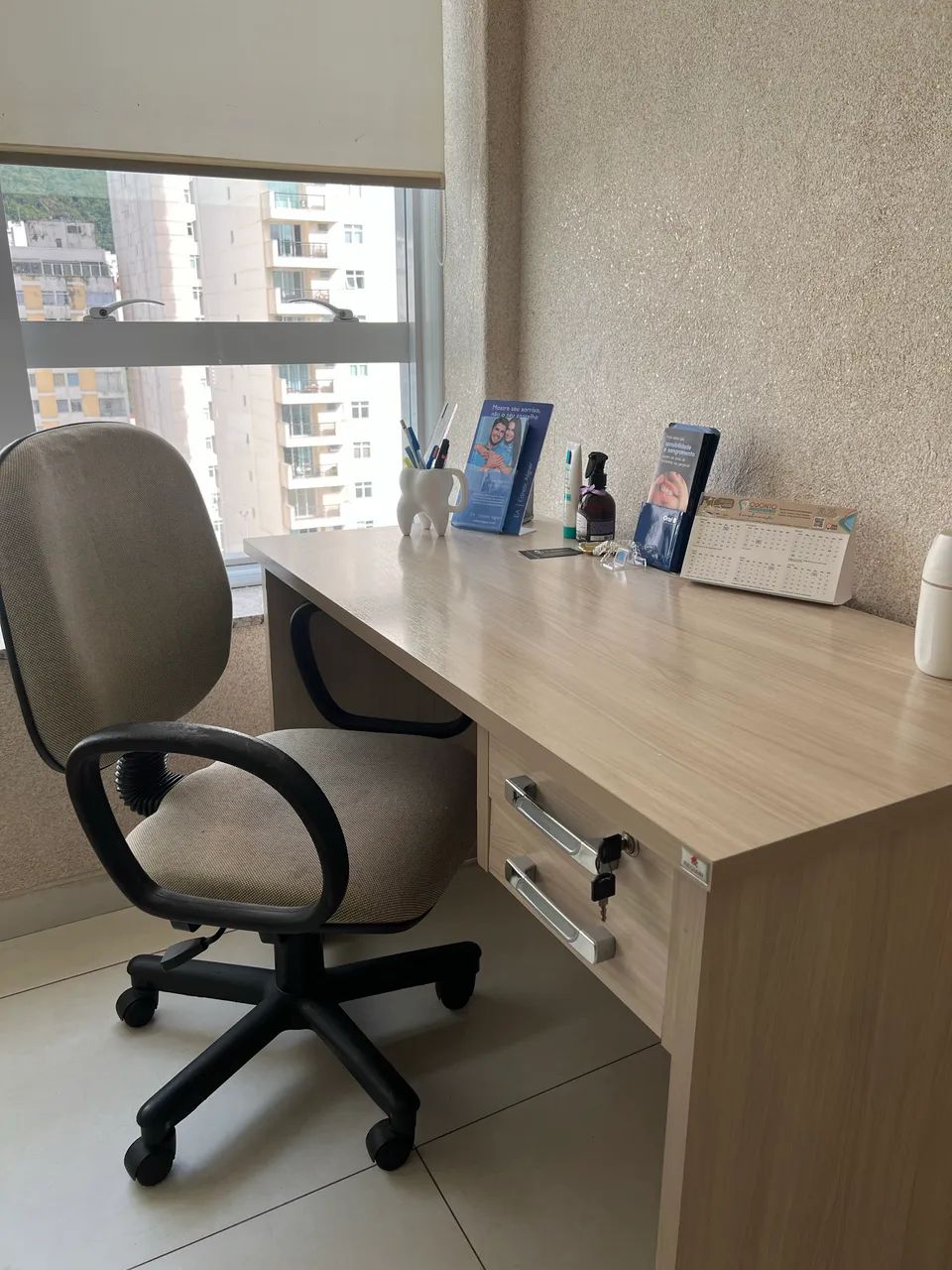 Cadeira e mesa conservadas de escritório  - Foto 3