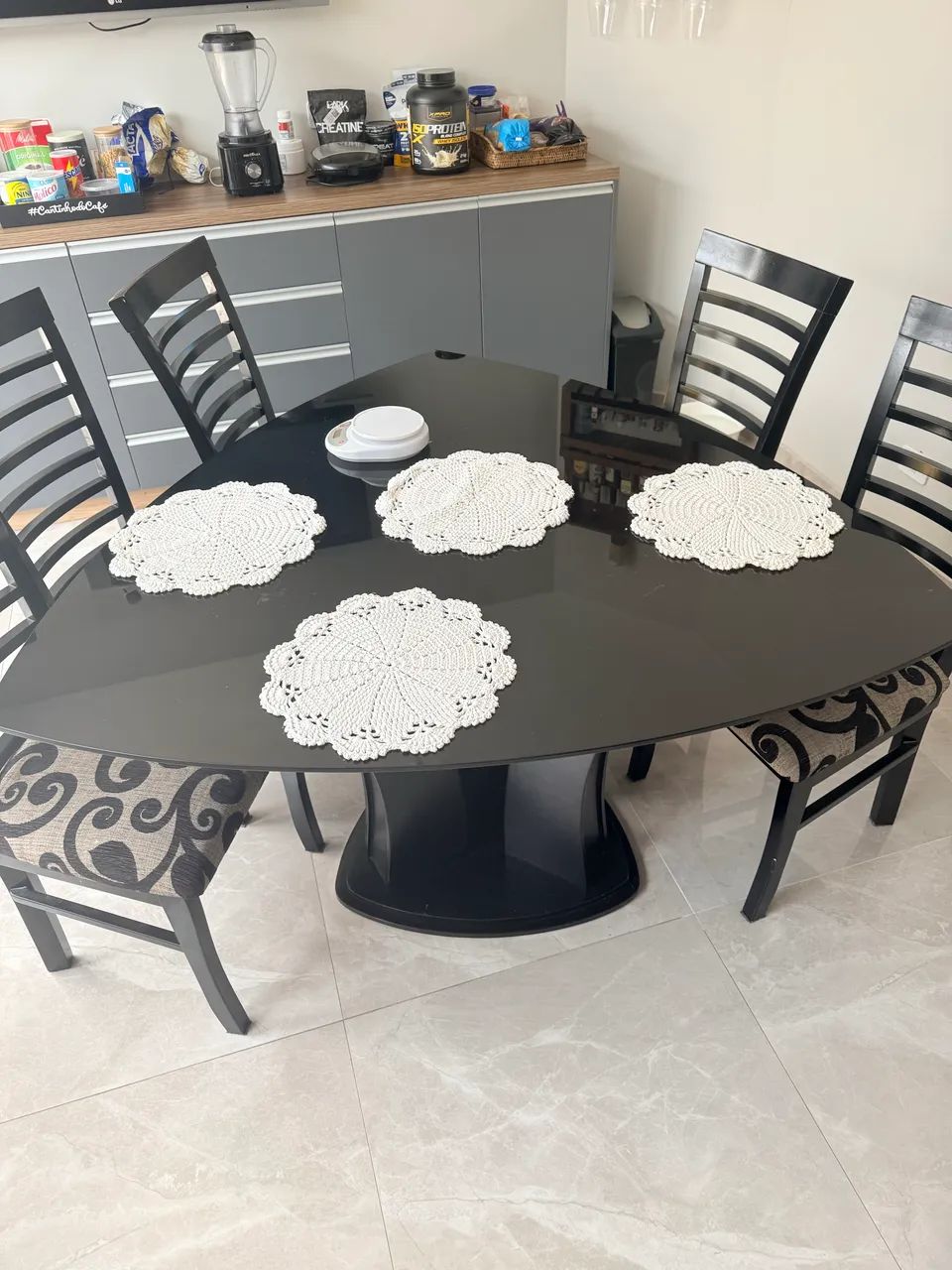 Mesa com tampo de vidro e 6 cadeiras  - Foto 3