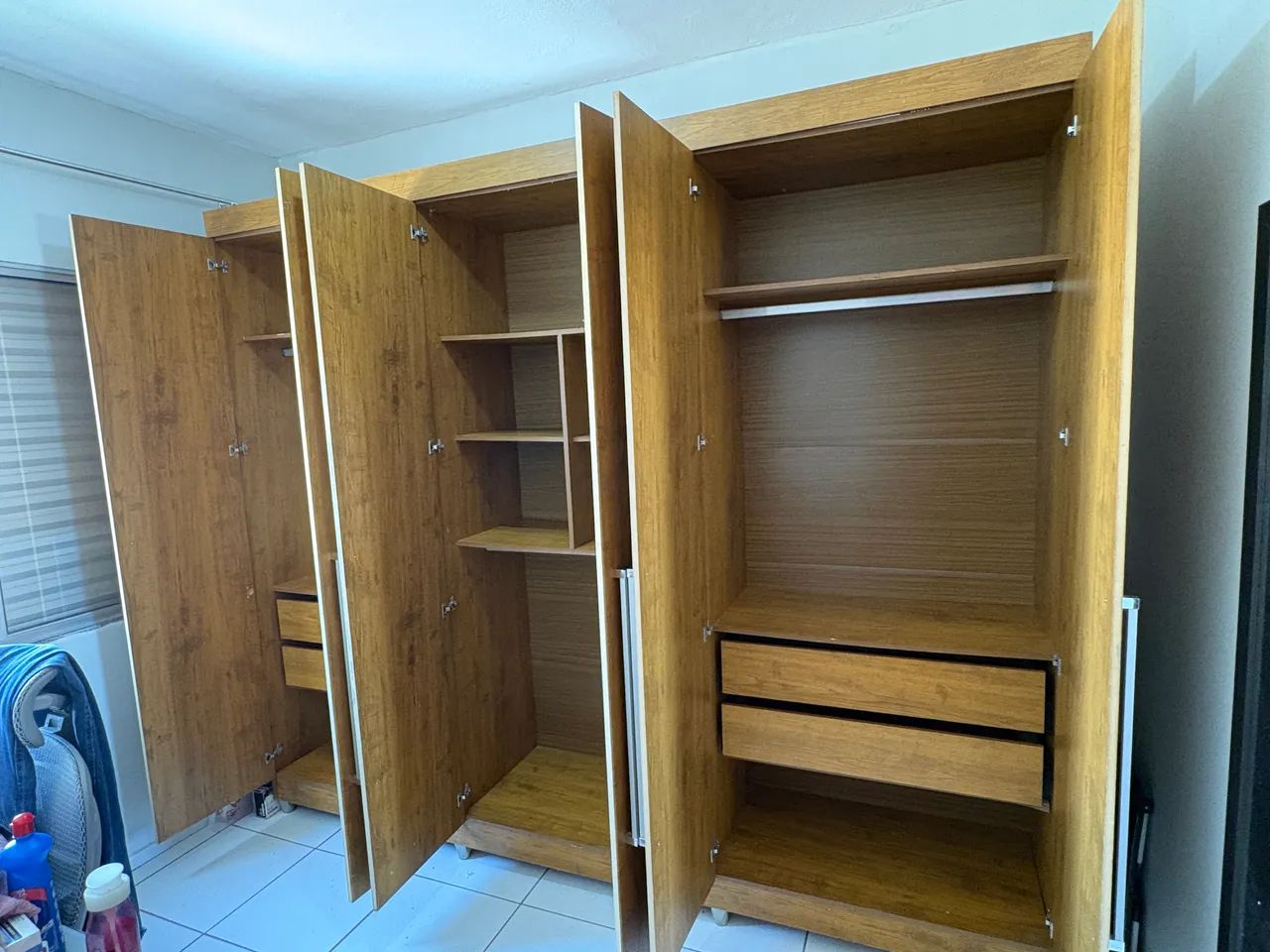 GUARDA-ROUPA GRANDE 6 PORTAS + 4 GAVETAS  - Foto 3