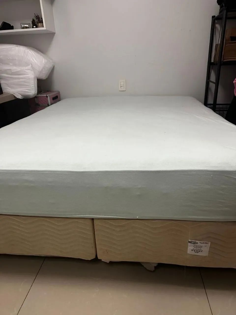 Cama de casal em ótimo estado