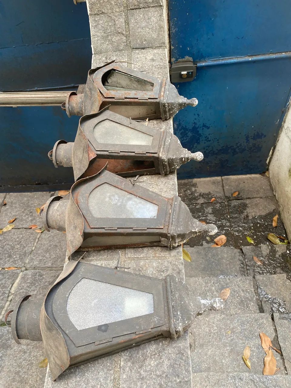 Kit com 4 arandelas antigas de parede em metal - luminárias externas vintage - Foto 2
