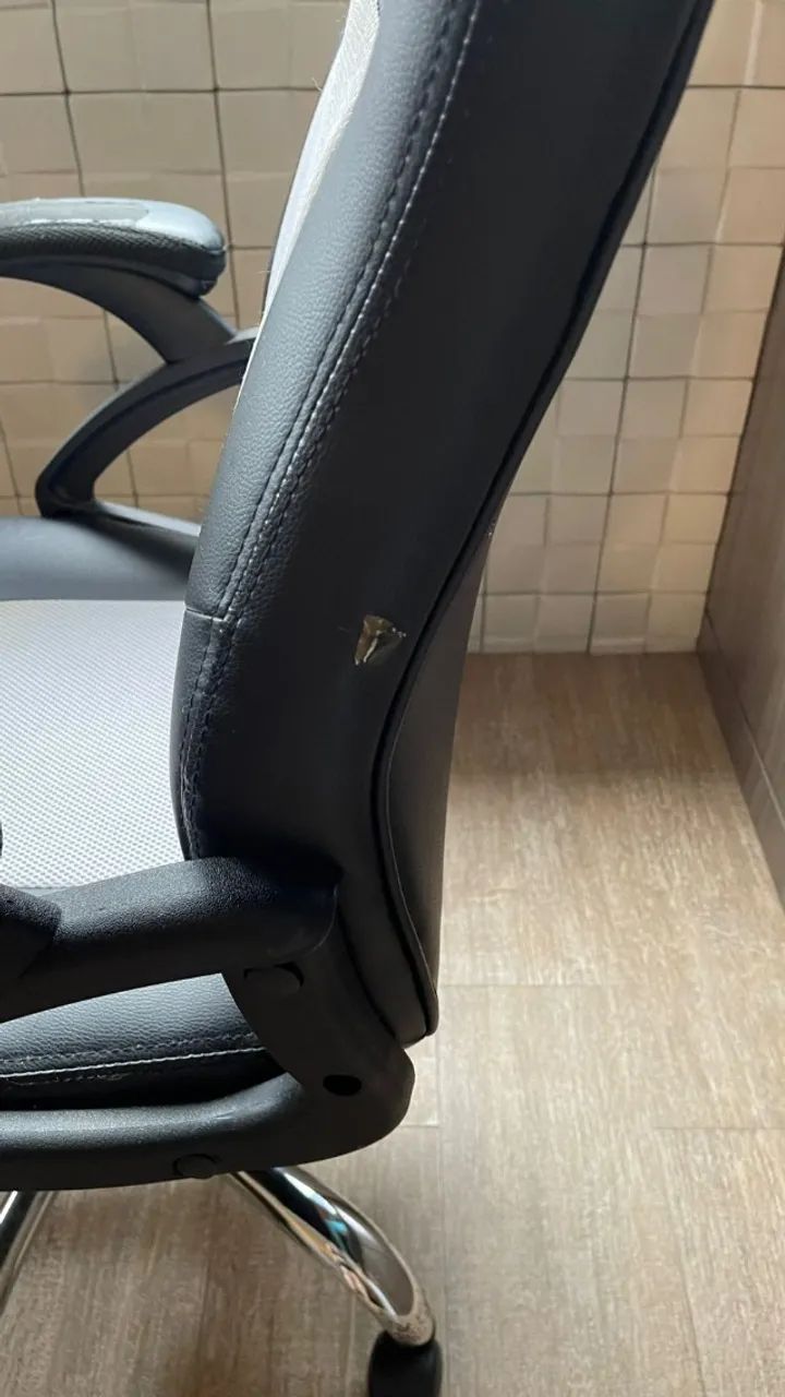 Cadeira gamer preta e branca giratória - Foto 5