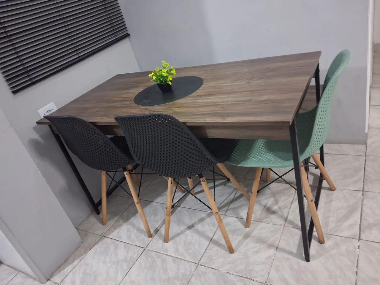  Mesa estilo industrial com cadeiras - Foto 2