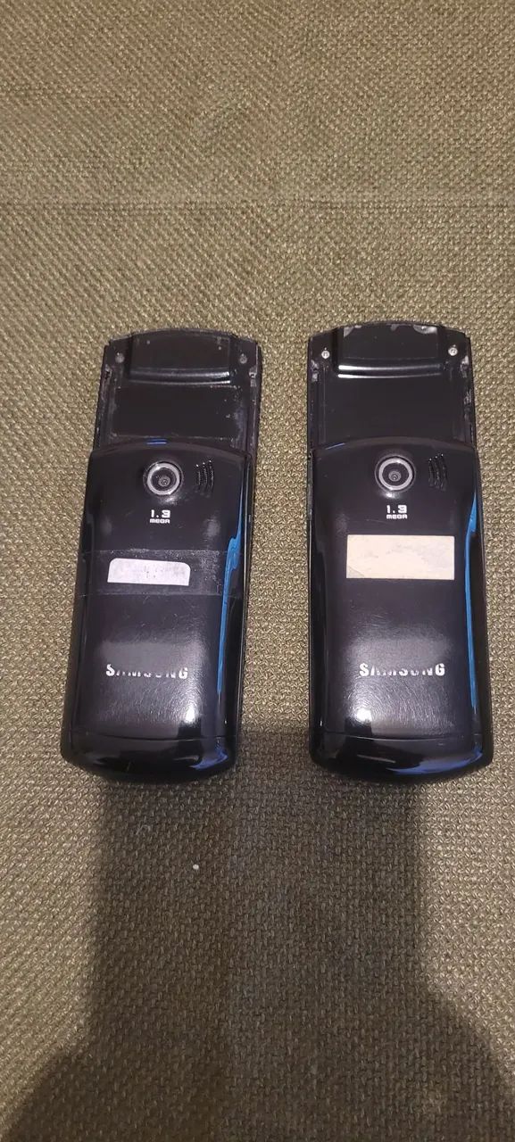 2 celulares antigos com flip 1 funciona normalmente 