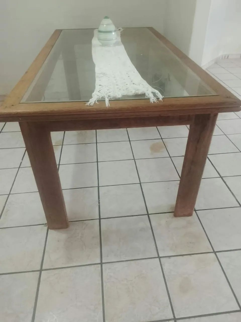 Mesa de jantar de madeira e vidro