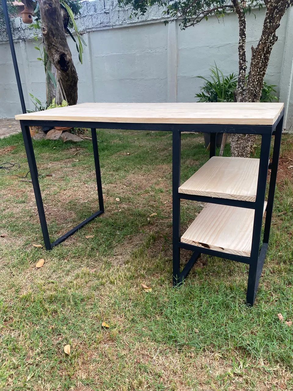 Mesa para escrito e escrivaninha modelo industrial
