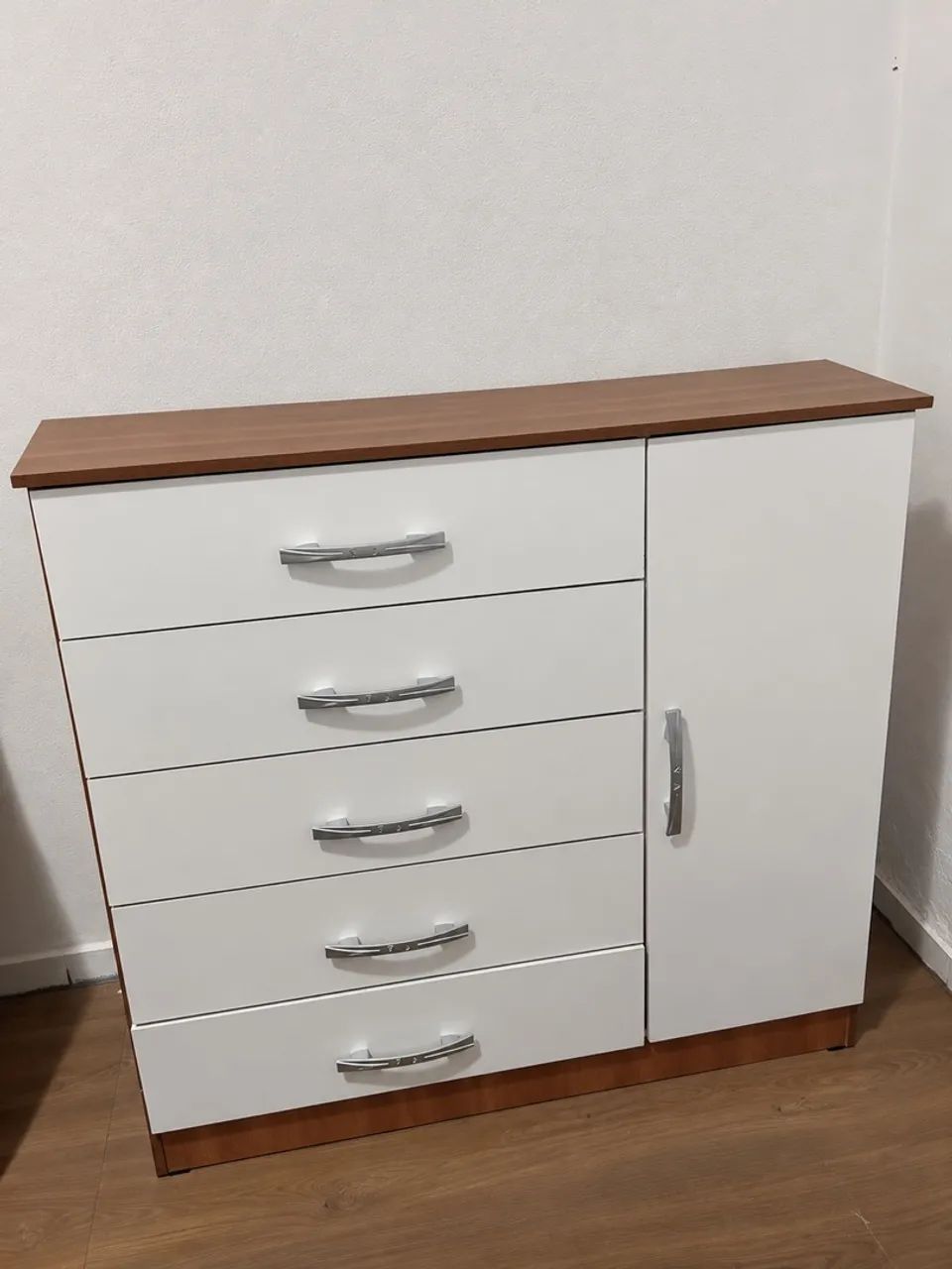 Vende se guarda roupa e cômoda 