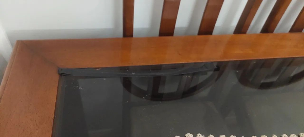 Mesa com 8 cadeiras, usado ,com uma parte do vidro quebrado - Foto 3