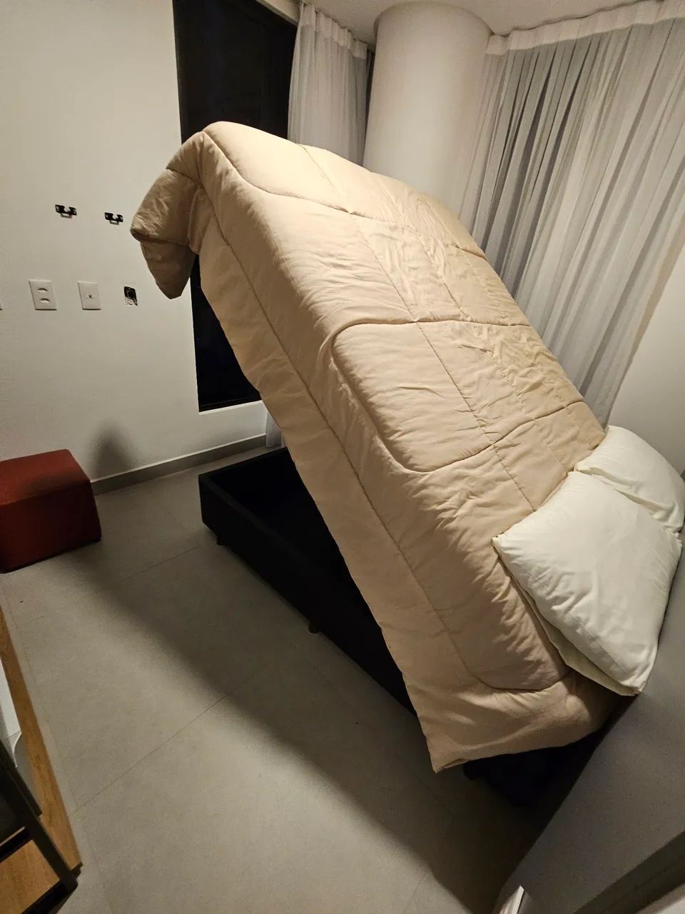 Vende-se Cama box e Baú com Colchão - Foto 3