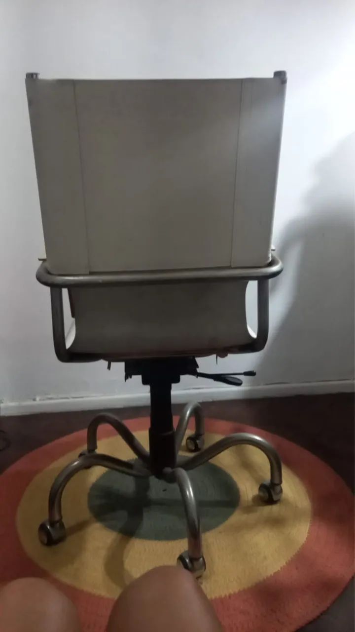 Cadeira giratoria de couro  Tok Stok - Foto 2