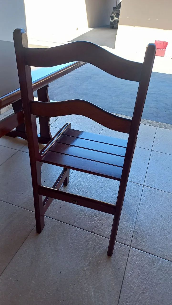 Jogo de mesa de madeira com 6 cadeiras - Foto 4