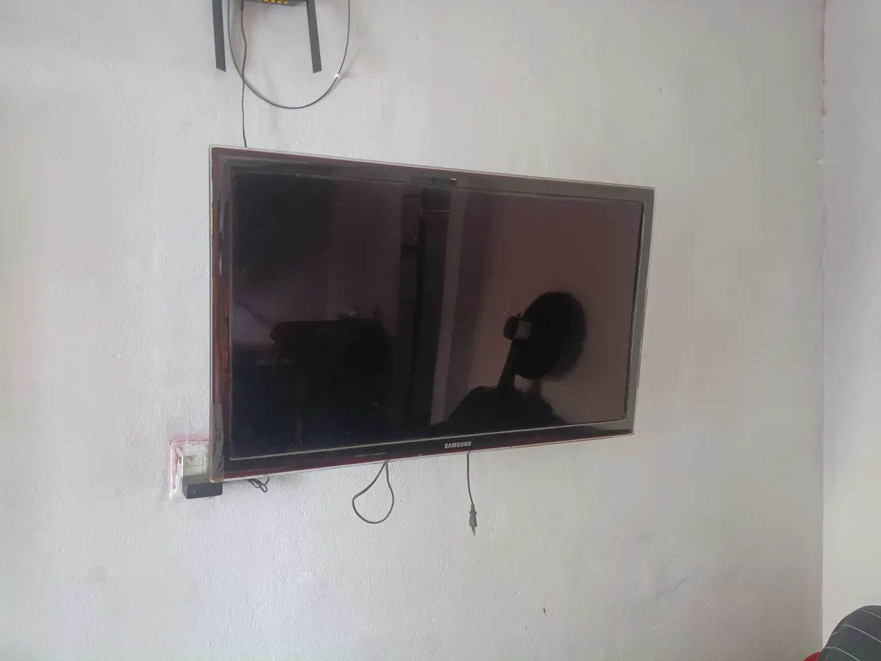 Vendo tv 43 polegadas está sem controle, não pega wi-fi valor R$ 400 - Foto 2