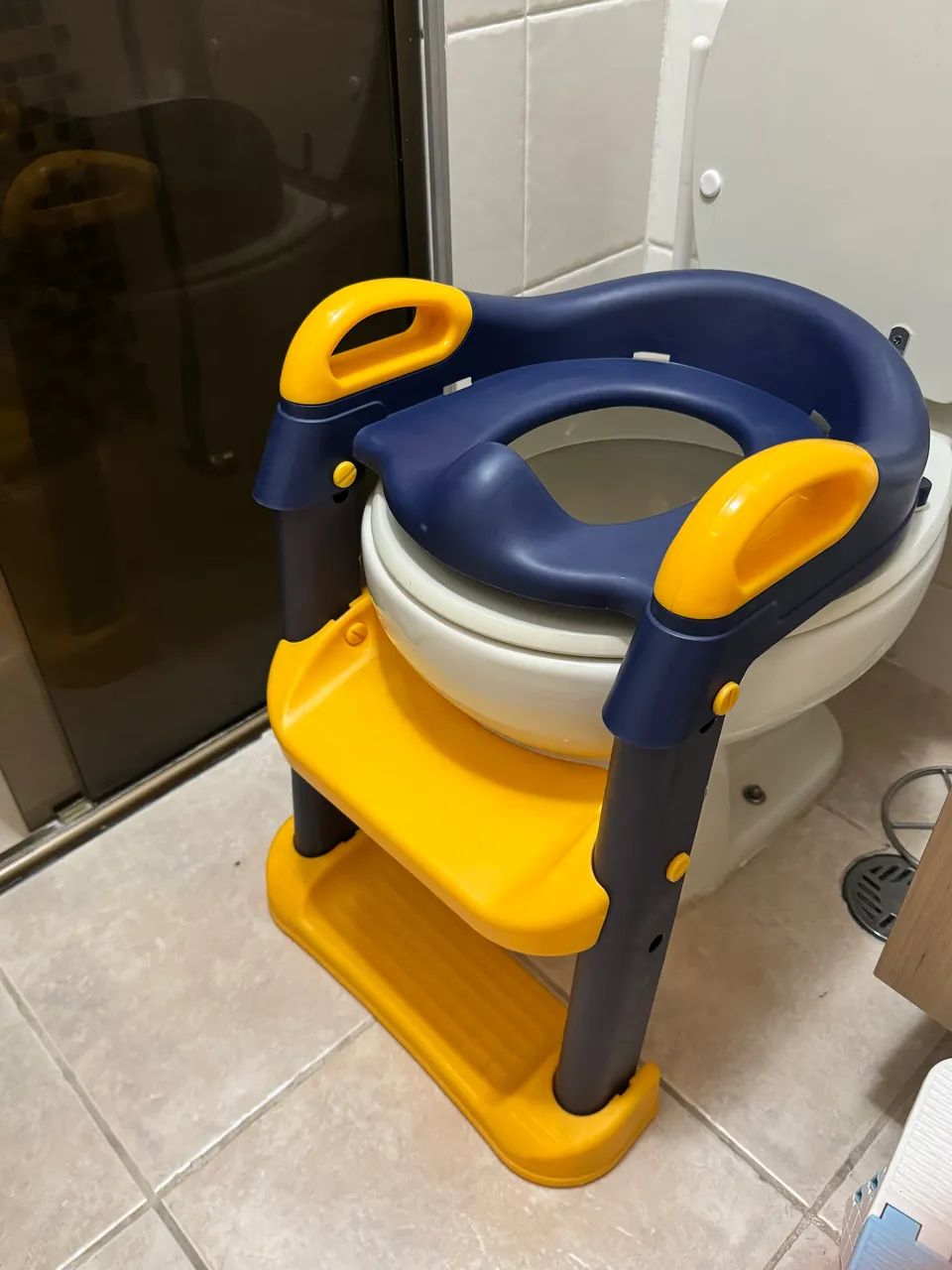 Redutor de assento infantil para vaso sanitário com escadinha  - Foto 2