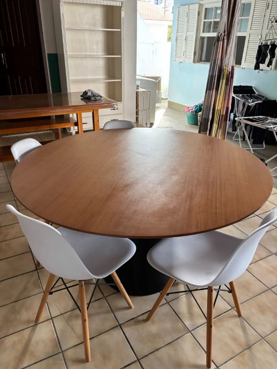 Conjunto 4 cadeiras brancas base de madeira estilo Eiffel Eames - Foto 4