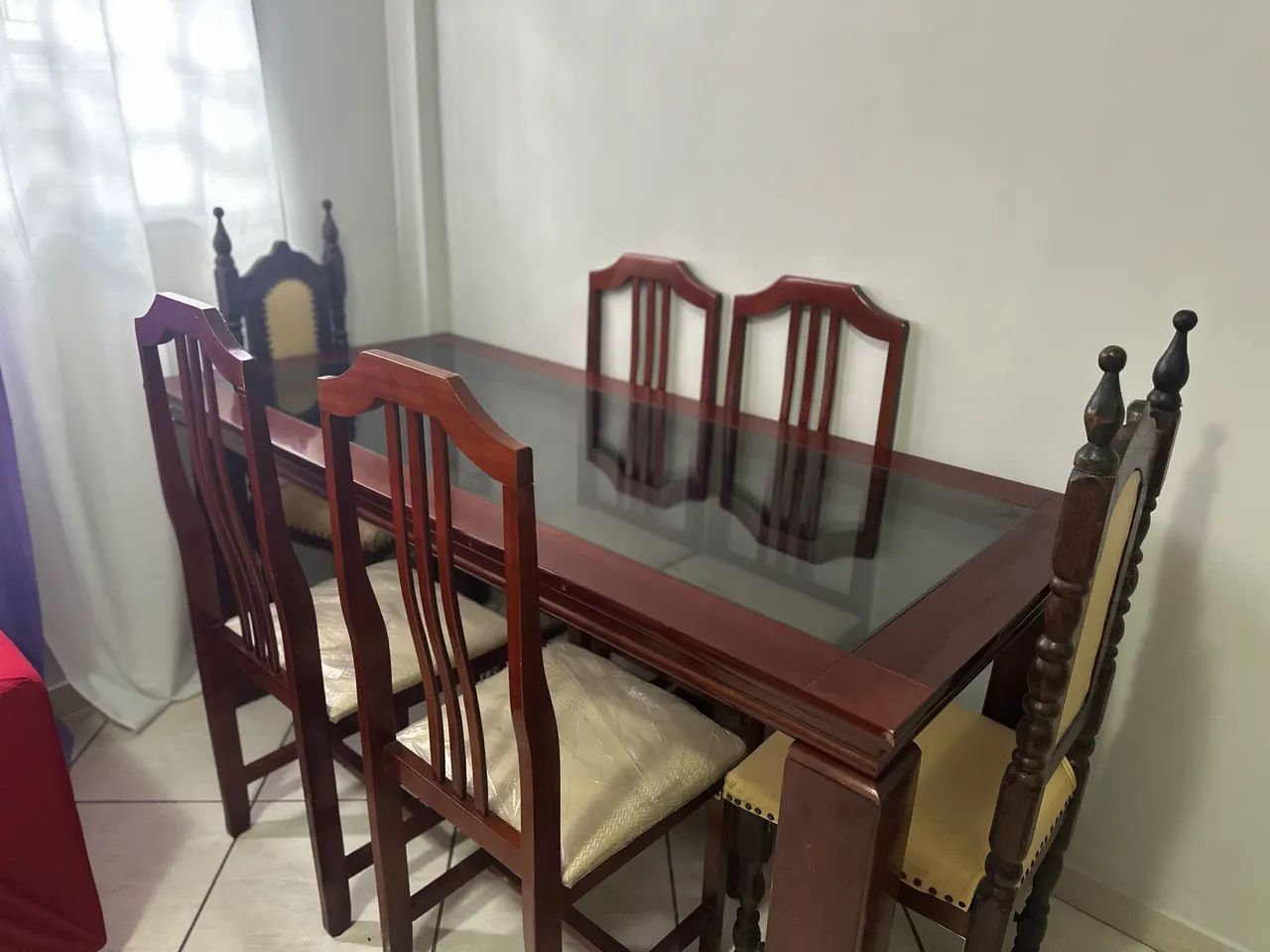 Vendo mesa com 6 cadeiras e tampo de vidro madeira maciça  - Foto 5