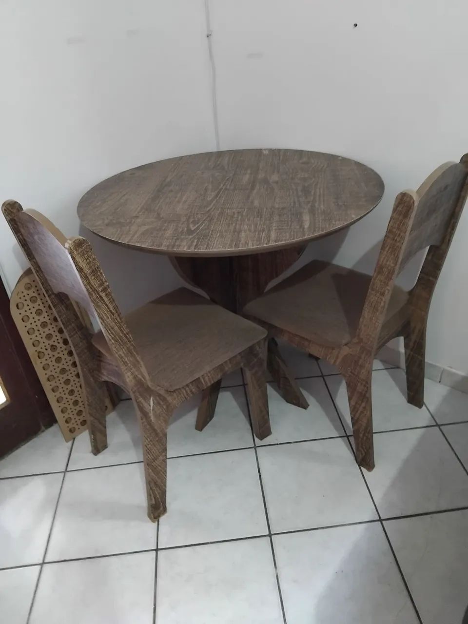 Mesa com 2 cadeiras sala  - Foto 4