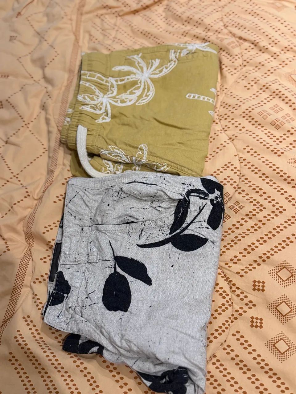 2 shorts floridos por 50