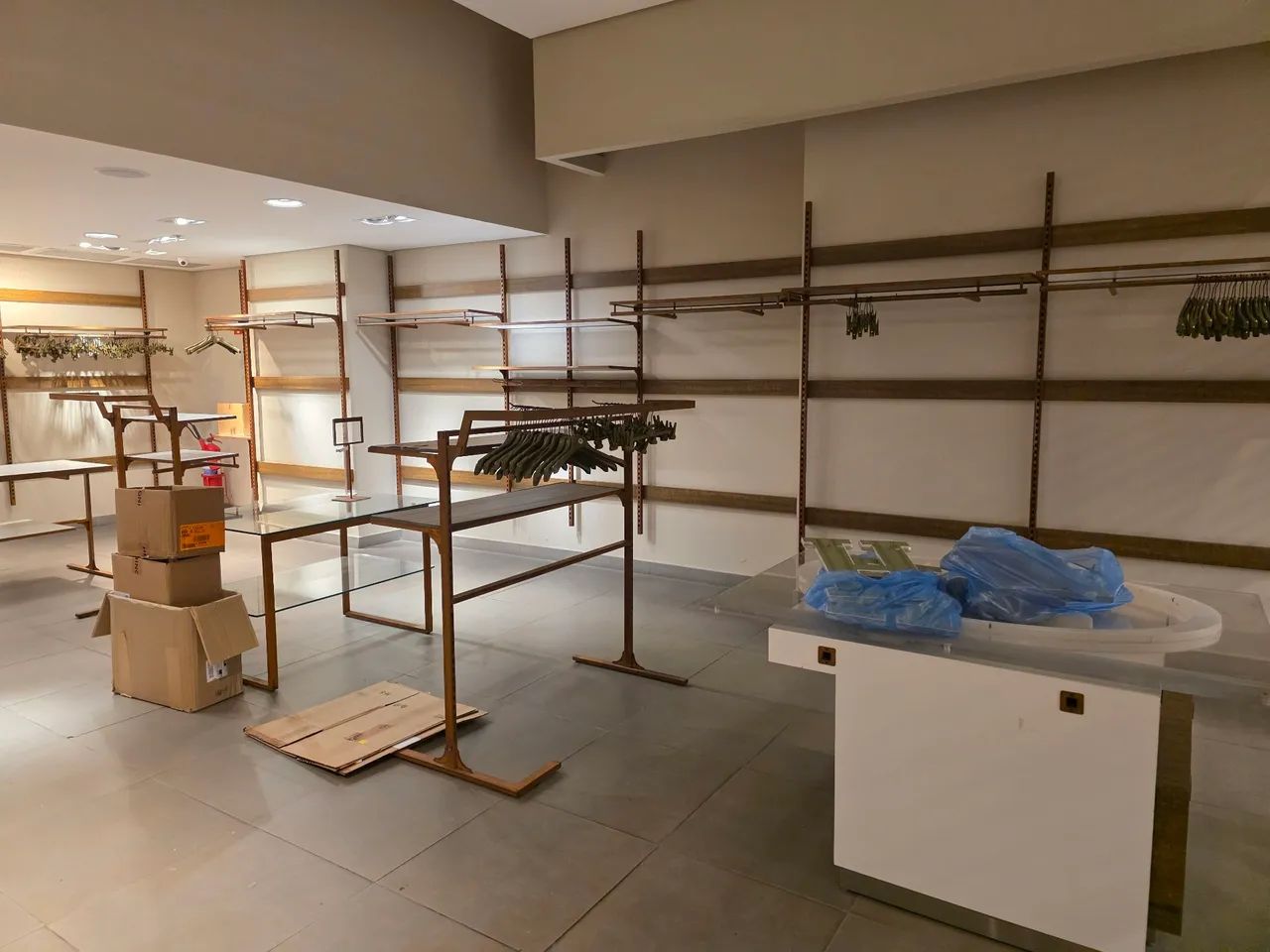 Vendo Mobiliário para loja de roupas - Foto 4