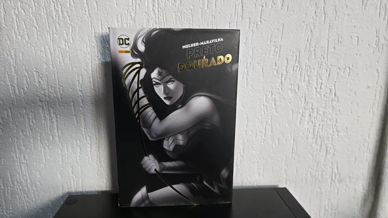 MULHER MARAVILHA - Preto e Dourado
