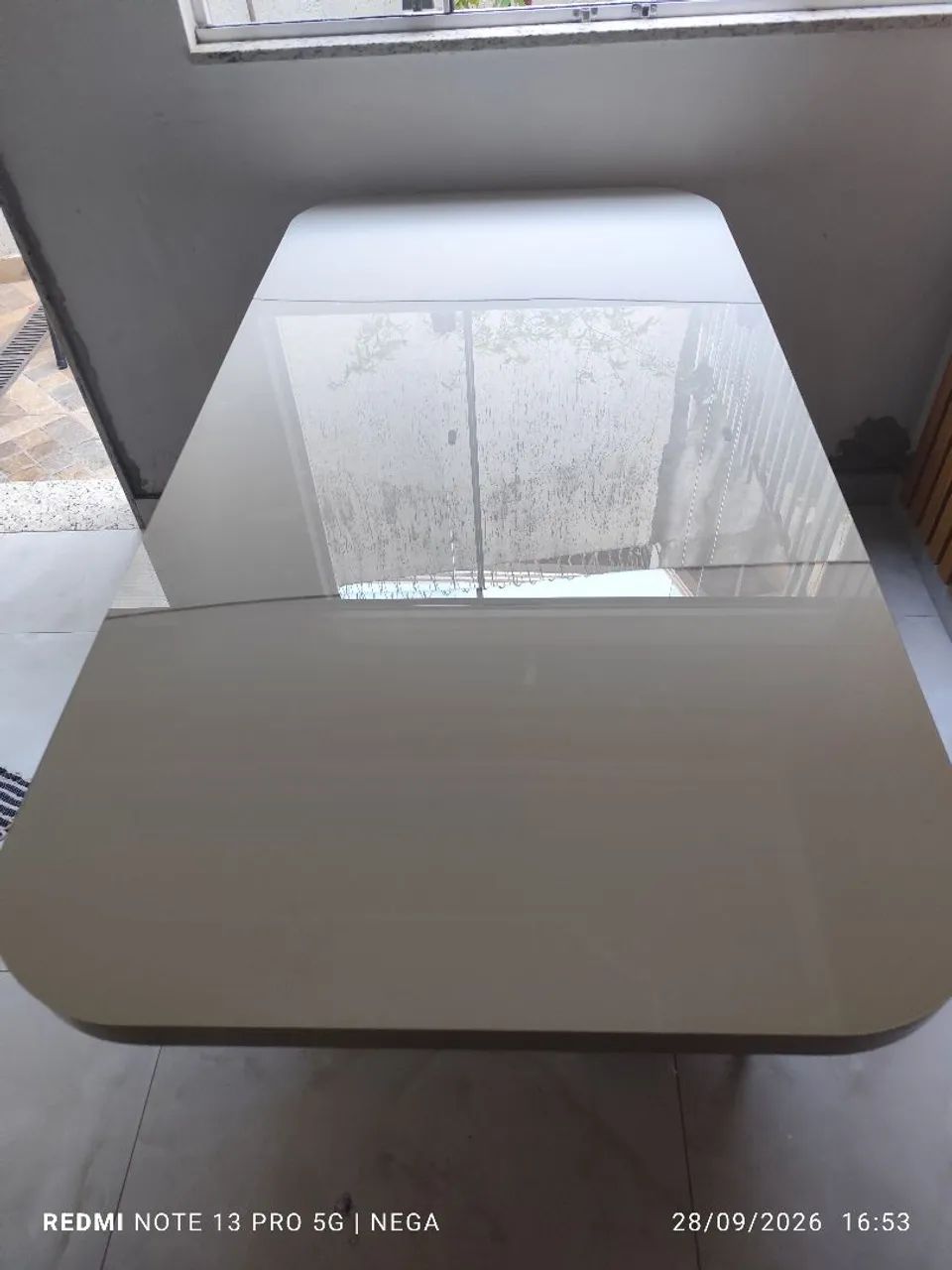 Mesa sem cadeiras 