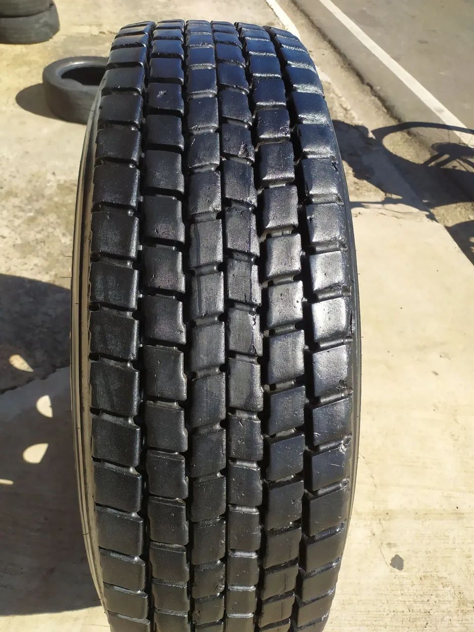 Pneu 295 /80 22.5 seminovo - Foto 6