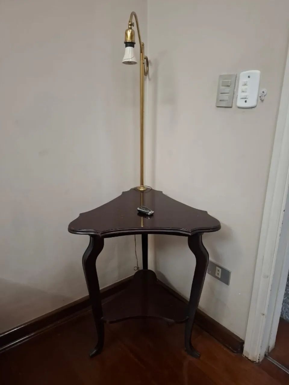 Mesa de canto com Abajur