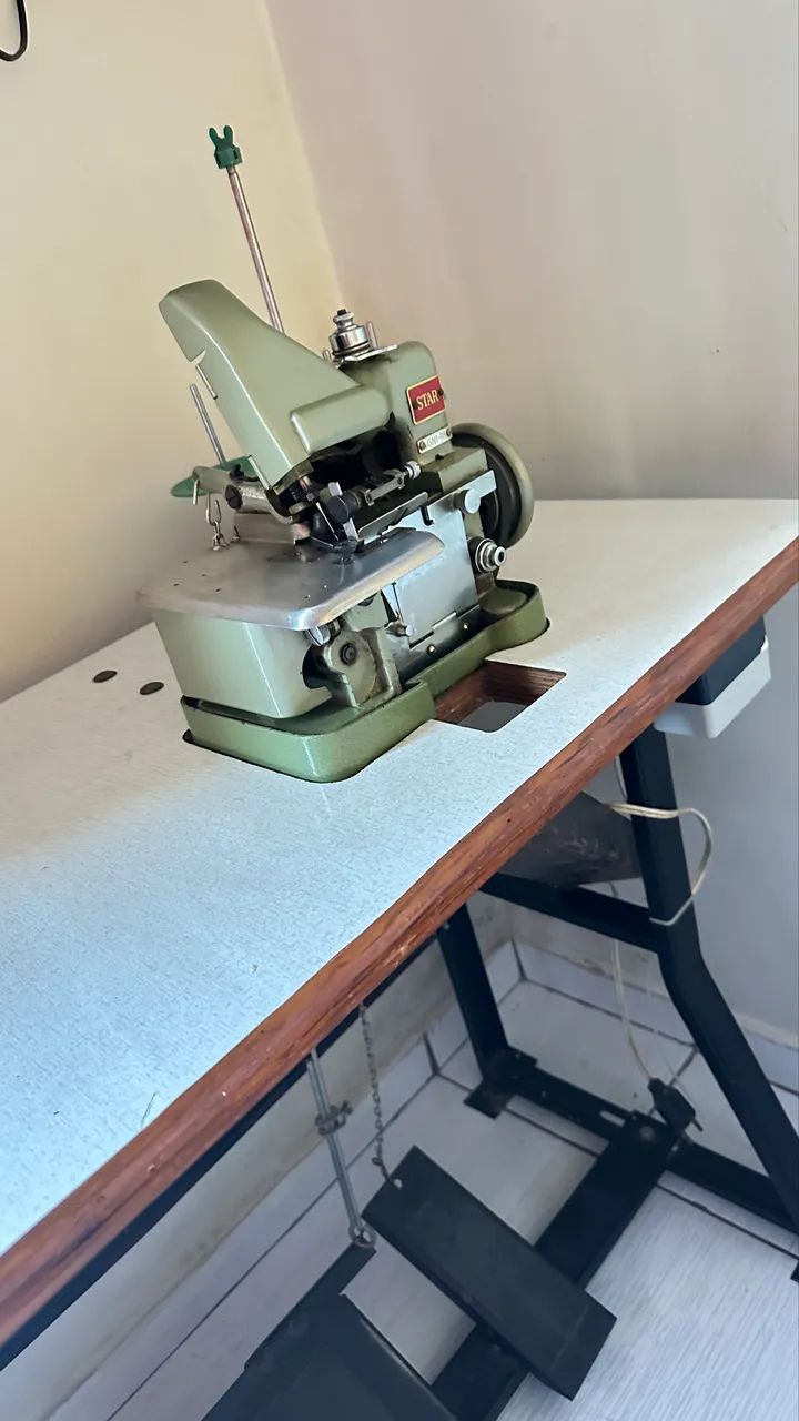 Vendo ou troco overloque com mesa  - Foto 2