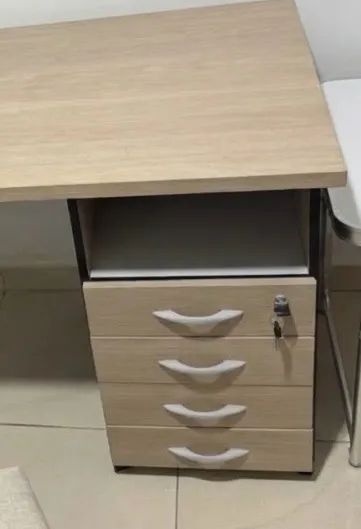 Mesa escrivaninha com 4 gavetas - Foto 3