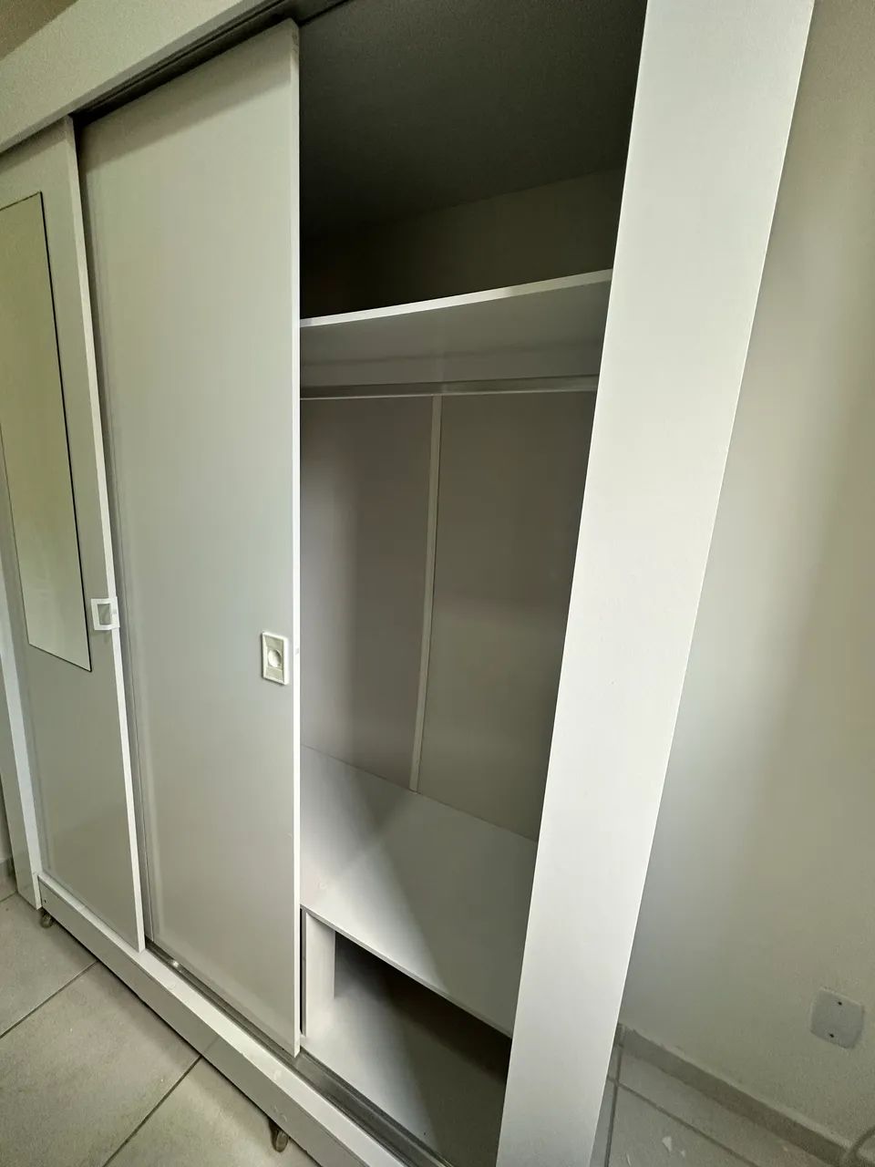 Guarda roupas 3 portas com espelho - Foto 4
