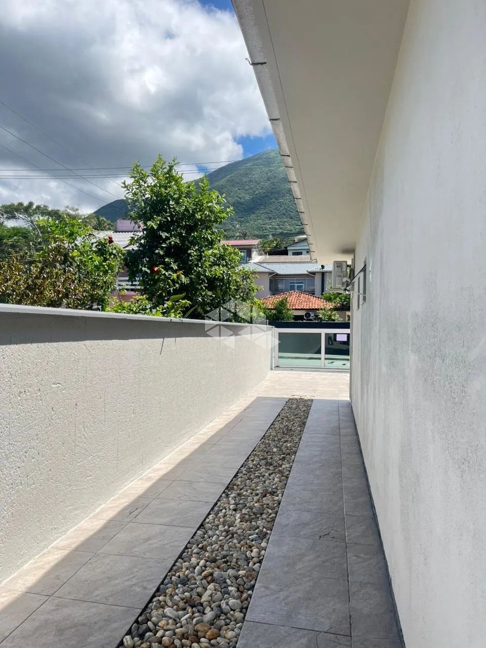 Casa de Praia Moderna e Mobiliada em Palhoça com Varanda Gramada e Ar-Condicionado - Foto 3