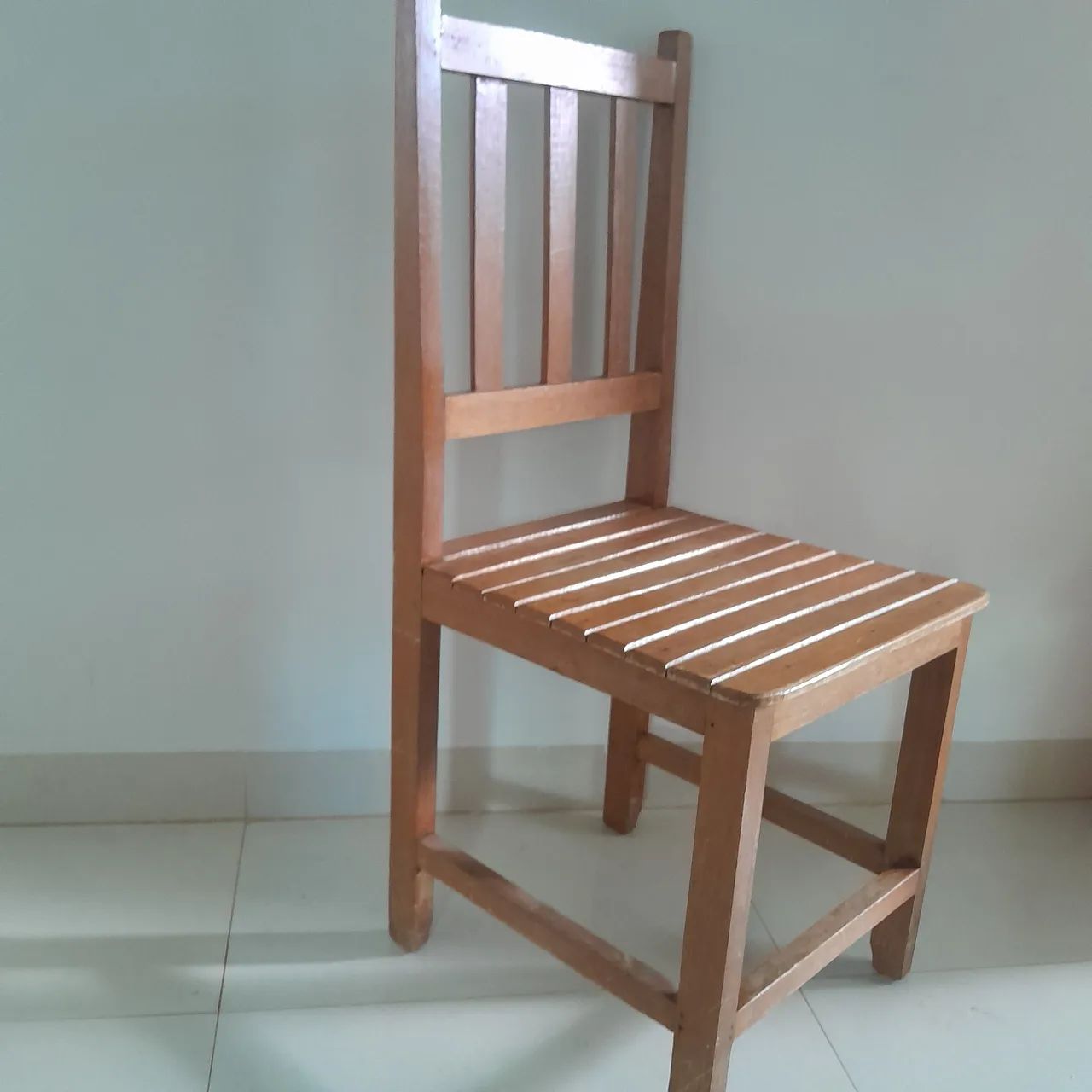 VENDE-SE MESA DE MADEIRA COM 4 CADEIRAS  - Foto 5