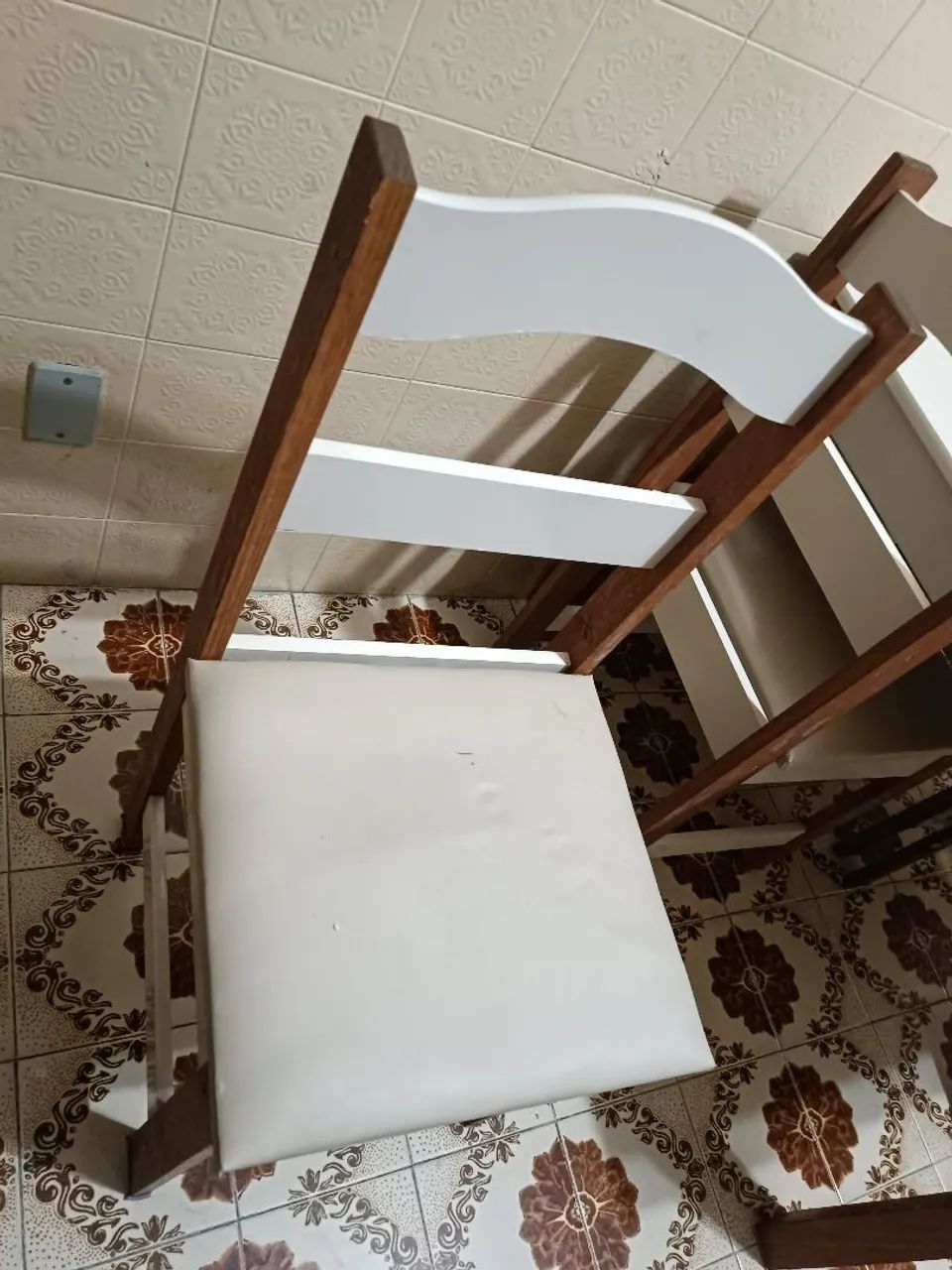 Vendo mesa com 4 cadeiras - Foto 3