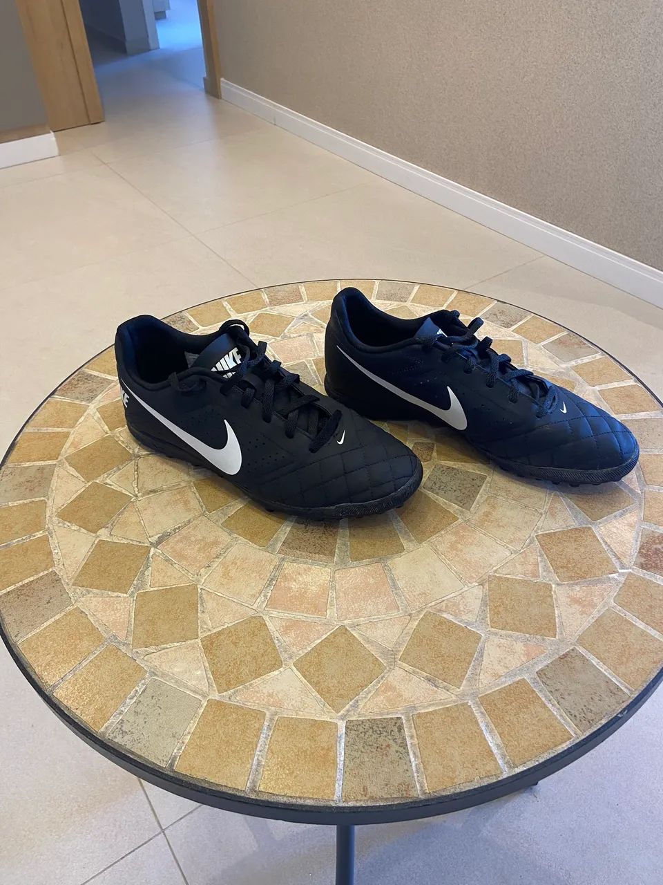 CHUTEIRA SOCIETY NIKE PRETA E BRANCA EM PERFEITO ESTADO 