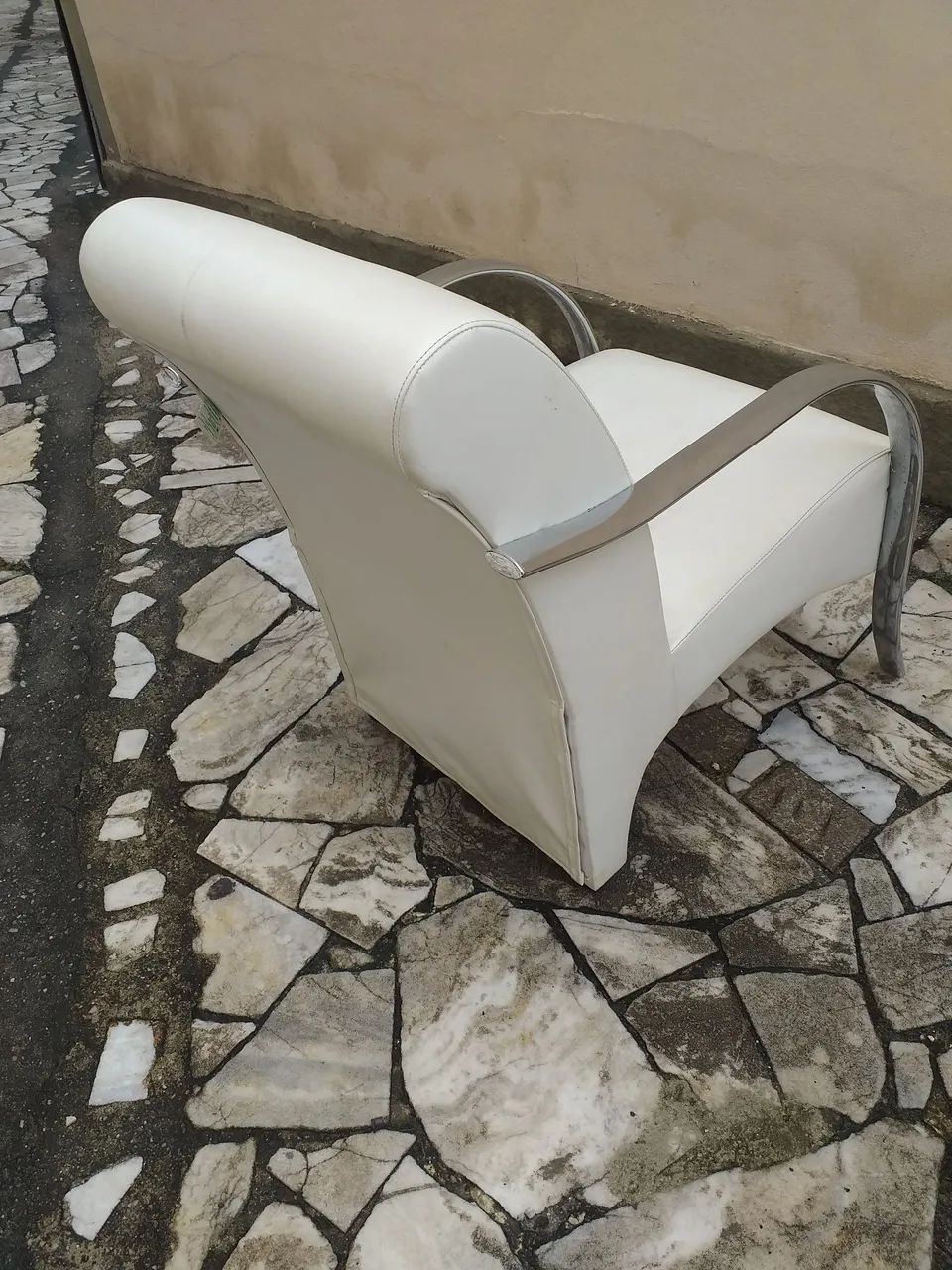 POLTRONA BRANCA BRAÇOS DE METAL CROMADO SPERART MARCA TOP DE MÓVEIS  SUPER CONSERVADA  TOP - Foto 5